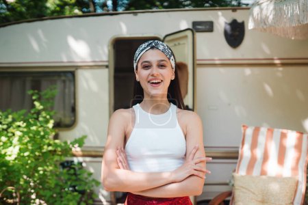 Téléchargez les photos : Joyeux hippie fille passent un bon moment dans une caravane de camping-car. Vacances, vacances, concept de voyage. Photo de haute qualité - en image libre de droit