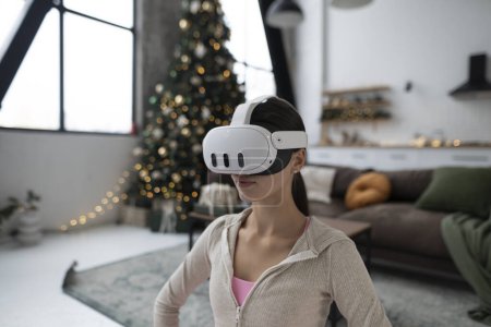 Foto de Con un casco de realidad virtual, una joven y hermosa dama describe sus sensaciones. Foto de alta calidad - Imagen libre de derechos