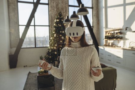 Téléchargez les photos : La belle jeune femme dans un casque VR décrit ses expériences. Photo de haute qualité - en image libre de droit