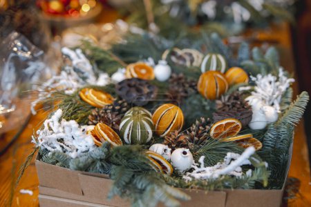 Foto de La tienda de decoración de flores y Navidad emana un ambiente navideño festivo. Foto de alta calidad - Imagen libre de derechos