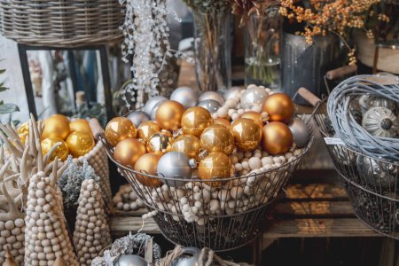 Téléchargez les photos : Divers ornements du Nouvel An remplissent les étagères de la boutique de décoration. Photo de haute qualité - en image libre de droit