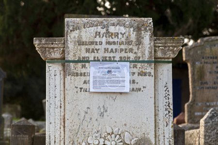 Foto de Una tumba en Milton Road Cemetery en Weston-super-Mare, Reino Unido que ha sido declarada inestable y un riesgo potencial para la seguridad. - Imagen libre de derechos