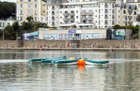 Foto de Barcos que formarán parte de la instalación del artista Luke Jerram Cruces amarrados en medio del Lago Marino en Weston-super-Mare, Reino Unido el 7 de septiembre de 2023. - Imagen libre de derechos