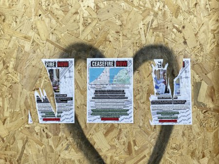 Téléchargez les photos : Affiches vandalisées appelant à un cessez-le-feu à Gaza à Weston-super-Mare, Royaume-Uni, le 18 janvier 2024. Seules les affiches montrant quelqu'un qui est mort à Gaza ont été ciblées. - en image libre de droit