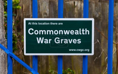 Foto de Un cartel informando a los visitantes que hay tumbas de guerra de la Commonwealth en el cementerio de Weston-super-Mare, Reino Unido - Imagen libre de derechos