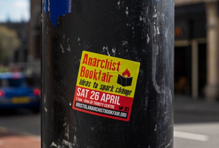 Téléchargez les photos : Un autocollant annonçant Bristol Anarchist Bookfair 2014 sur un lampadaire dans le centre-ville - en image libre de droit