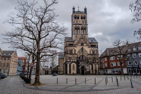 Téléchargez les photos : La cathédrale de la ville de Neuss en Allemagne de l'Ouest - en image libre de droit