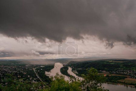 Téléchargez les photos : Le Rhin depuis le château médiéval de Drachenfels près de la ville de Bonn en Allemagne - en image libre de droit