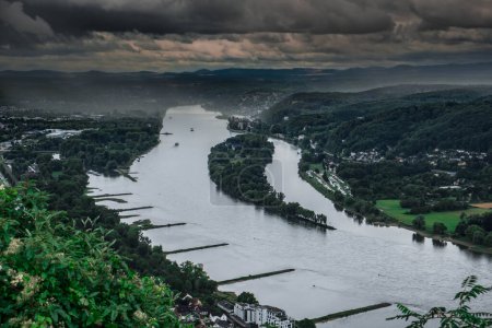 Téléchargez les photos : Le Rhin depuis le château médiéval de Drachenfels près de la ville de Bonn en Allemagne - en image libre de droit