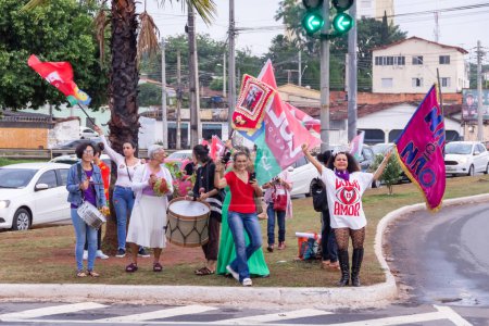 Téléchargez les photos : Plusieurs personnes se sont rassemblées, tenant des drapeaux en faveur de Lula - candidate à la présidence du Brésil. Image prise dans un acte pour demander des votes pour Lula. - en image libre de droit