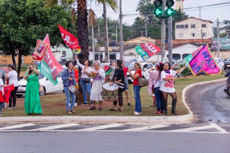Téléchargez les photos : Plusieurs personnes se sont rassemblées, tenant des drapeaux en faveur de Lula - candidate à la présidence du Brésil. Image prise dans un acte pour demander des votes pour Lula. - en image libre de droit