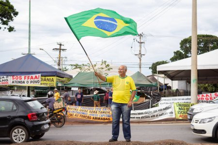 Téléchargez les photos : Les partisans du président Bolsonaro agissent pour annuler les élections de 2022. Les partisans du président Bolsonaro effectuent un acte de coup d'État dans la ville de Goiania, GO. Appel à une intervention fédérale contre les élections démocratiques de Lula. - en image libre de droit