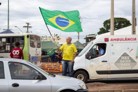 Foto de Los partidarios del presidente Bolsonaro realizan un acto para anular las elecciones de 2022. Los partidarios del presidente Bolsonaro llevan a cabo un acto de golpe en la ciudad de Goiania, GO. Llamamiento a la intervención federal contra las elecciones democráticas de Lula. - Imagen libre de derechos