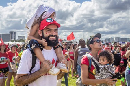 Téléchargez les photos : Un couple heureux portant leurs enfants à la fête d'inauguration de Lula. Photo prise lors de l'inauguration du nouveau président du Brésil. - en image libre de droit