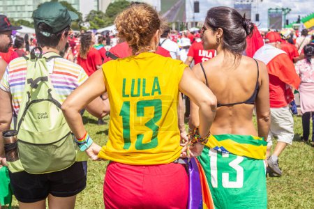 Téléchargez les photos : Two women walking in shirts with the number 13 on them. Photo taken at the inauguration event of the new president of Brazil. - en image libre de droit