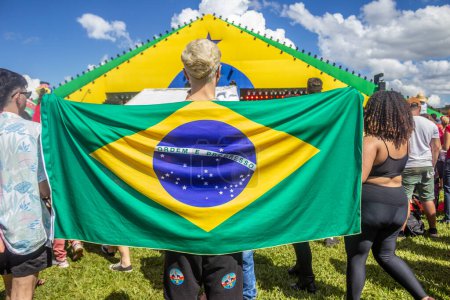 Foto de A person with the flag of Brazil open on the back. Photo taken at the inauguration event of the new president of Brazil. - Imagen libre de derechos