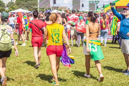 Téléchargez les photos : Two women walking in shirts with the number 13 on them. Photo taken at the inauguration event of the new president of Brazil. - en image libre de droit