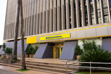 Foto de Fachada de un Banco de Brasil, agencia en la ciudad de Goiania en Goias. Vista lateral y formato horizontal. - Imagen libre de derechos
