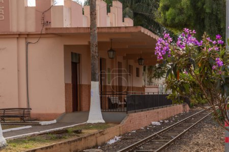 Foto de Vista lateral, mostrando el balcón del Museo Cornelio Ramos, y las vías del tren. Antigua estación de tren de la ciudad de Catalao en Goias. - Imagen libre de derechos