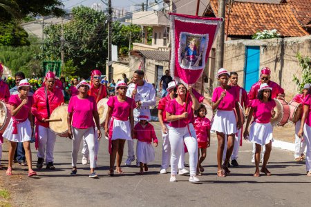 Foto de Un grupo de juerguistas vestidos de rojo. Foto tomada durante las Congadas en Vila Joao Vaz. Un típico festival religioso brasileño. - Imagen libre de derechos