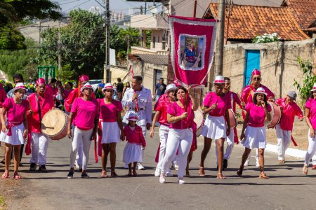 Foto de Un grupo de juerguistas vestidos de rojo. Foto tomada durante las Congadas en Vila Joao Vaz. Un típico festival religioso brasileño. - Imagen libre de derechos