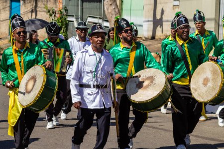 Foto de Unos juerguistas vestidos de verde, durante el desfile de Congadas de Goiania. - Imagen libre de derechos