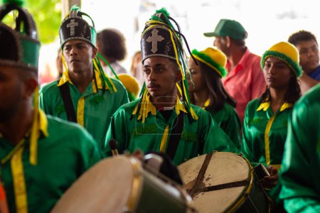 Foto de Unos juerguistas vestidos de verde, durante la procesión de Congadas de Goiania. - Imagen libre de derechos