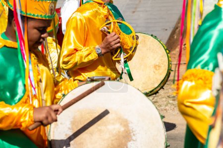 Foto de Actuación de algunos juerguistas vestidos de amarillo, durante el desfile de Congadas de Goiania. - Imagen libre de derechos