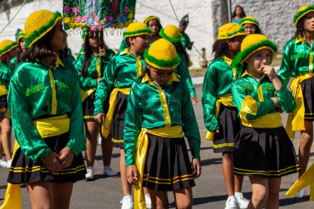 Téléchargez les photos : Un groupe d'enfants vêtus de vert avec des détails jaunes, pendant les Congadas de Goiania, une manifestation culturelle et religieuse afro-brésilienne. - en image libre de droit