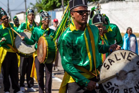 Foto de Grupo de juerguistas tocando la batería y vestidos de verde durante Congadas, un festival religioso con elementos de tradiciones tribales de Angola y Congo. - Imagen libre de derechos