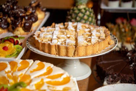 Téléchargez les photos : Dessert luxueux servi sur la table pour les fêtes - en image libre de droit