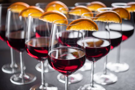 Foto de Primer plano de vino tinto servido en copas con cuñas naranjas - Imagen libre de derechos