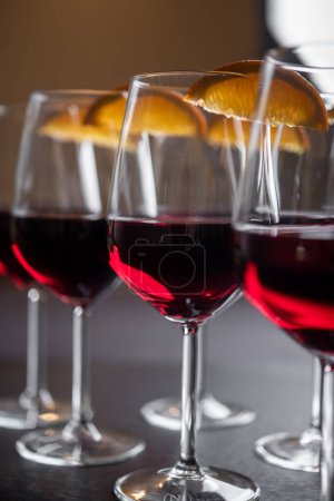 Téléchargez les photos : Vin rouge servi dans des verres avec des quartiers d'orange - en image libre de droit