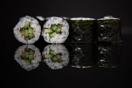 Téléchargez les photos : Rouleaux de sushi croquants au concombre et aux graines de sésame - en image libre de droit