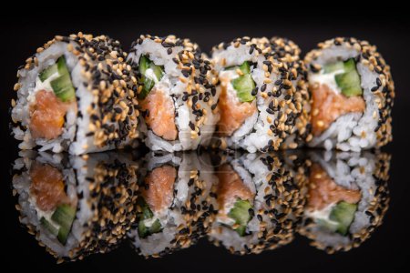 Téléchargez les photos : Rouleaux de sushi californien au saumon, fromage à la crème et concombre - en image libre de droit