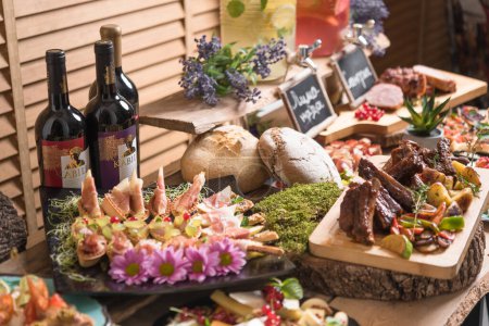 Foto de Elegante mesa de vacaciones con variedad de alimentos para los dedos y bebidas - Imagen libre de derechos