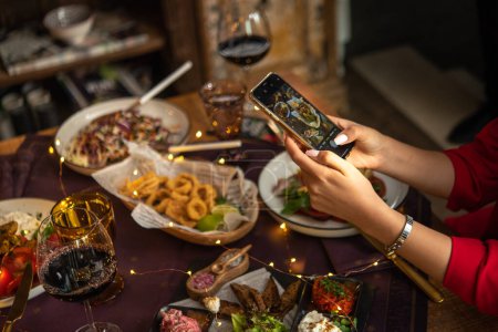 Téléchargez les photos : Femme faisant des photos de délicieux aliments sur la table, gros plan - en image libre de droit