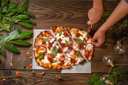 Téléchargez les photos : Vue du dessus de la pizza femme avec coupe-pizza - en image libre de droit