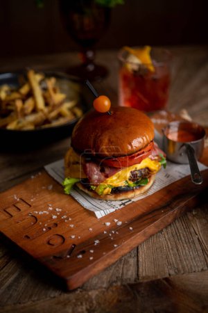 Téléchargez les photos : Cheeseburger au bacon et frites - en image libre de droit
