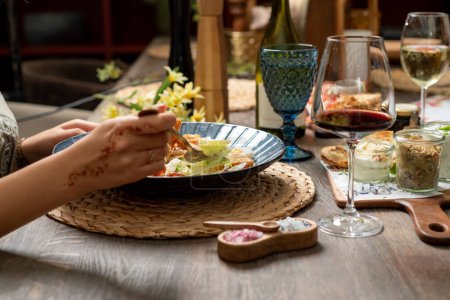 Foto de Mujer disfrutando de deliciosa comida sentada a la mesa sola - Imagen libre de derechos