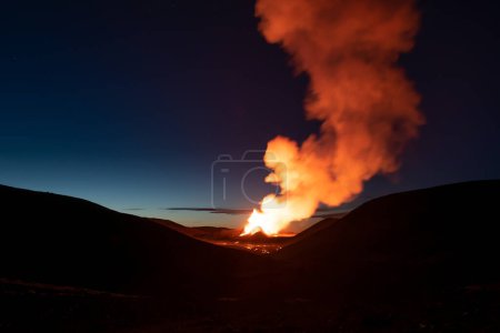 Foto de Volcán valle erupción del amanecer humo nube, Geldingadal, Islandia - Imagen libre de derechos