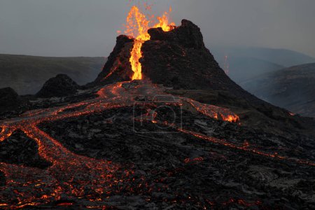 Foto de Cono volcánico en erupción lava primer plano Islandia - Imagen libre de derechos