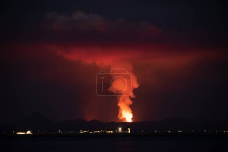 Foto de Volcano erupting behind the celandic presidential estate - Imagen libre de derechos