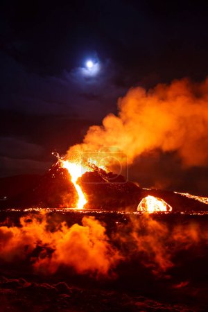 Foto de Luna sobre volcán en erupción en Geldingadal Islandia - Imagen libre de derechos