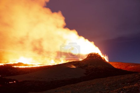 Foto de Valle volcánico erupción brillante paisaje nocturno - Imagen libre de derechos
