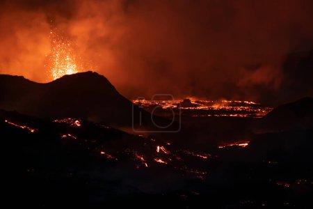 Foto de Fumar, erupción volcánica brillante paisaje nocturno Islandia - Imagen libre de derechos