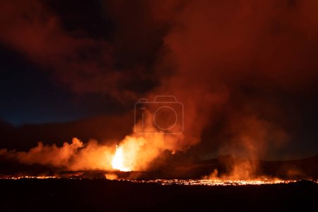 Foto de Eruption landscape at night, smoke clouds, Iceland - Imagen libre de derechos