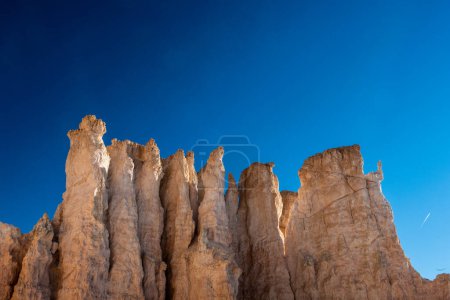Téléchargez les photos : Hoodoo sous un ciel bleu profond dans le parc national de Bryce Canyon - en image libre de droit