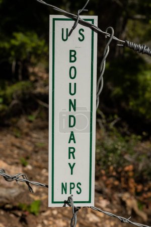 Téléchargez les photos : US Boundary SIgn Hangs on Barbed Wire Fence in Bryce Canyon National Park - en image libre de droit