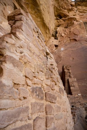 Téléchargez les photos : Regardant vers le haut vers le mur supérieur du canyon De la pierre empilée ci-dessous dans Square Tower House of Mesa Verde - en image libre de droit